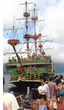 芦ノ湖の海賊船